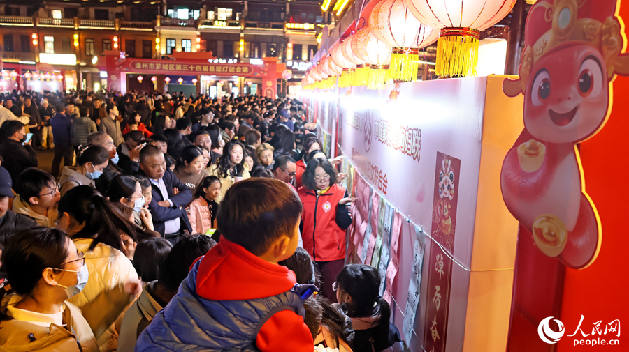 市民游客紛紛加入競猜行列。人民網(wǎng) 李昌乾攝
