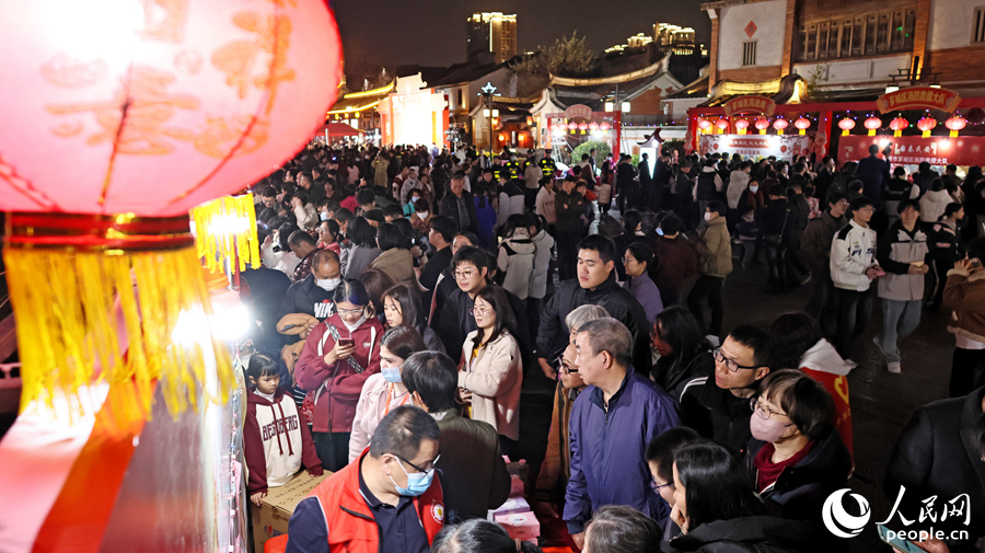 現(xiàn)場氣氛熱烈，市民游客紛紛駐足。人民網(wǎng) 李昌乾攝