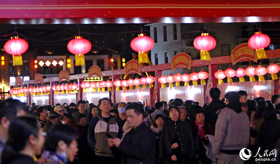 傳統(tǒng)燈籠照亮節(jié)日夜晚，喜慶祥和。人民網(wǎng) 李昌乾攝