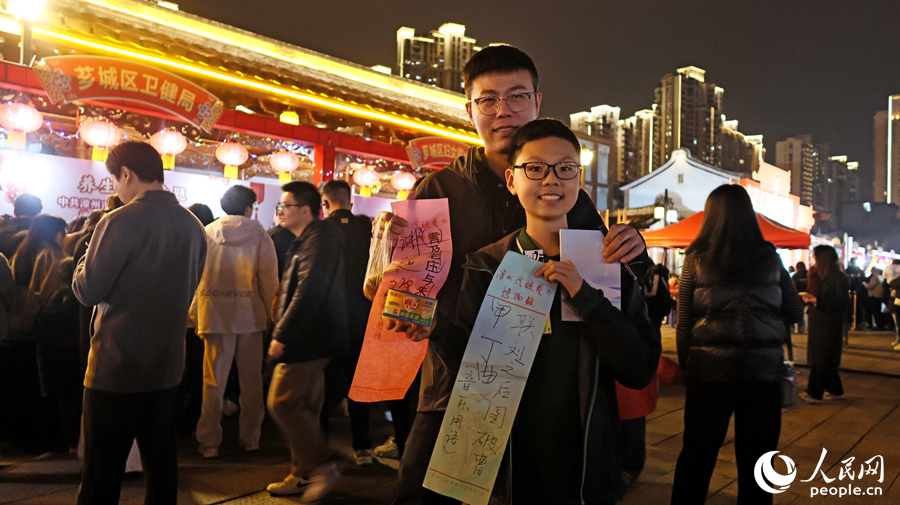 市民游客展示被猜中的謎條。人民網(wǎng) 李昌乾攝