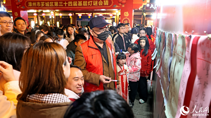 現(xiàn)場洋溢著歡樂喜慶的節(jié)日氛圍。人民網(wǎng) 李昌乾攝
