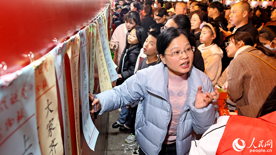 市民游客積極參與燈謎會猜活動。人民網(wǎng) 李昌乾攝