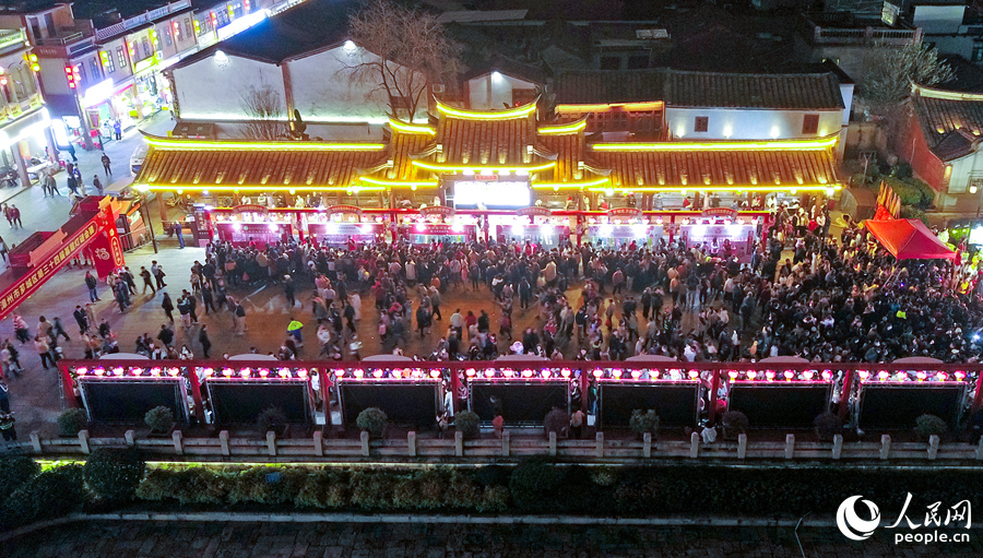 漳州市基層燈謎會猜活動已連續(xù)舉辦34屆，成為當(dāng)?shù)氐奈幕⑹?。人民網(wǎng) 李昌乾攝