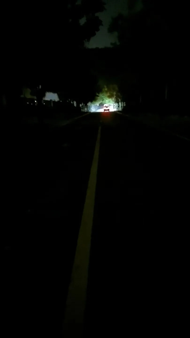 小區(qū)通往市區(qū)的道路路燈長期不亮。顏先生供圖