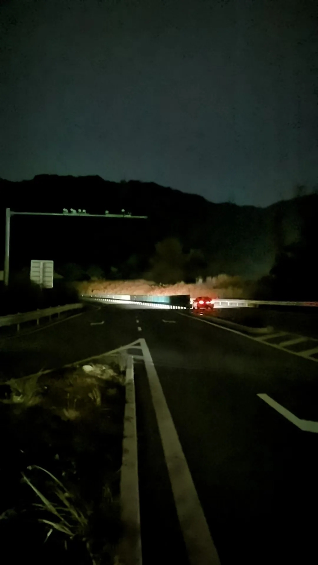 桂湖通往北二通道的十字路口的交通信號燈也沒亮過。顏先生供圖