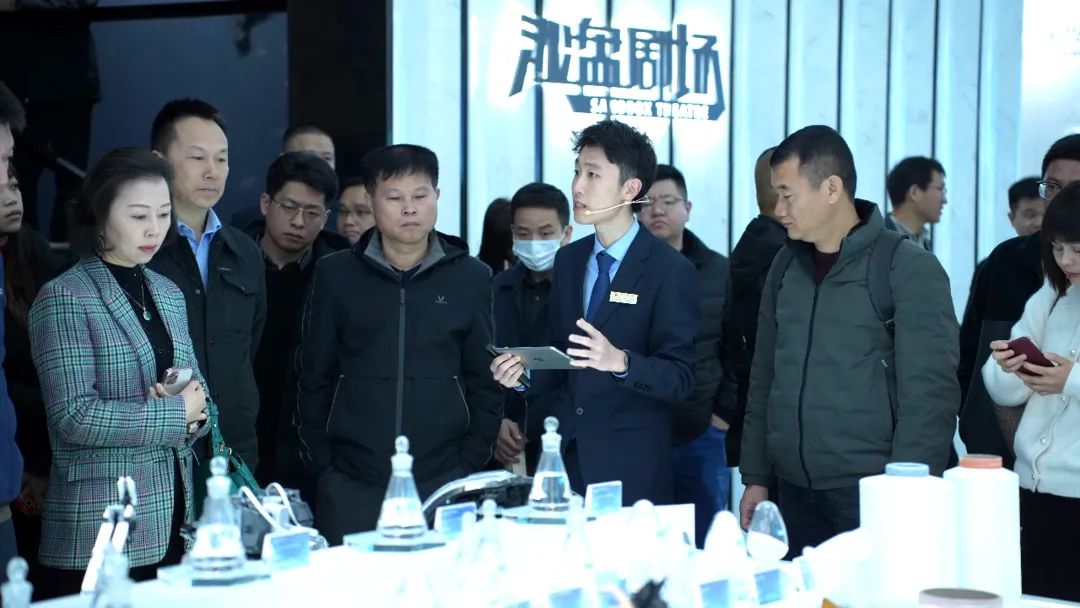 與會(huì)人員參觀規(guī)劃展示館。漳州市工信局供圖