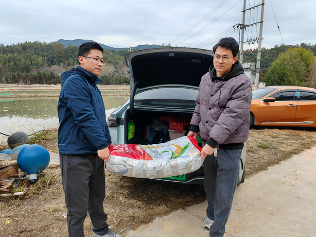 明溪縣農(nóng)業(yè)農(nóng)村和水利局的“春耕備耕助農(nóng)服務(wù)隊(duì)”為種植戶送去谷種