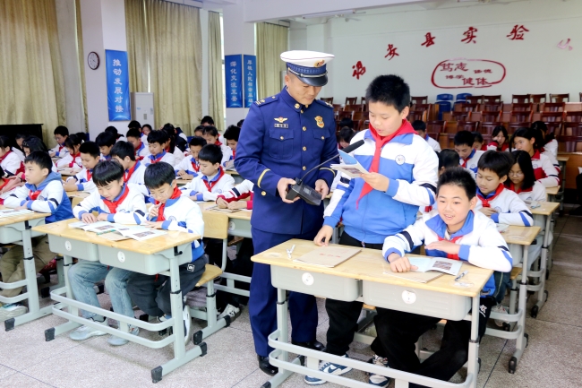 贈(zèng)送《消防進(jìn)軍訓(xùn)》讀本。詔安縣融媒體中心供圖
