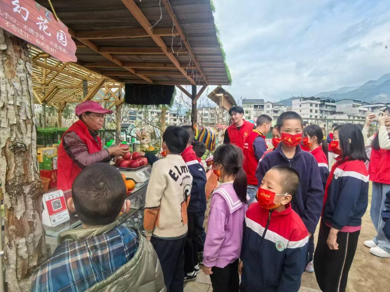 帶孩子們過集體生日，參觀十里山河研學基地。共青團壽寧縣委供圖