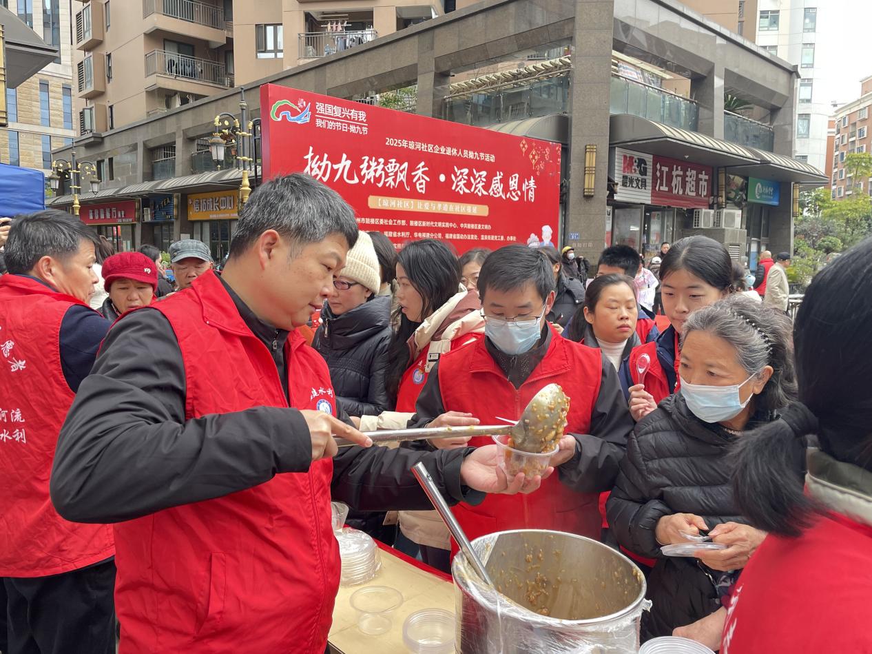 志愿者現(xiàn)場為老人送“?！敝?></p>
<p style=