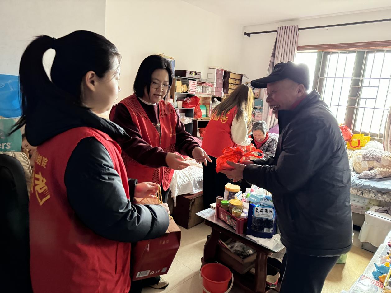 黨員志愿者上門慰問老人