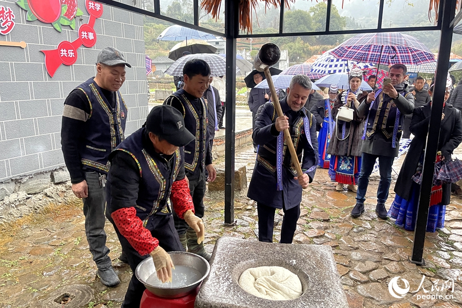 卡利亞里市代表團(tuán)一行在溪南鎮(zhèn)半月里村，穿上畬族服飾，參與體驗(yàn)打糍粑。人民網(wǎng) 謝星宇攝