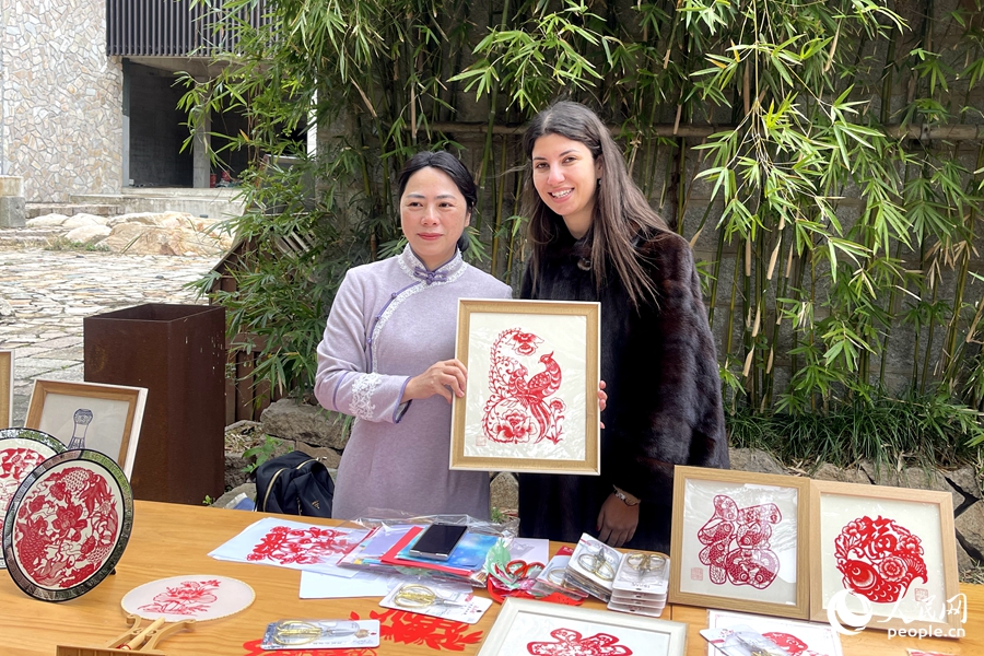 卡利亞里市代表團(tuán)在松山街道長(zhǎng)沙村體驗(yàn)中國(guó)傳統(tǒng)剪紙。人民網(wǎng) 謝星宇攝
