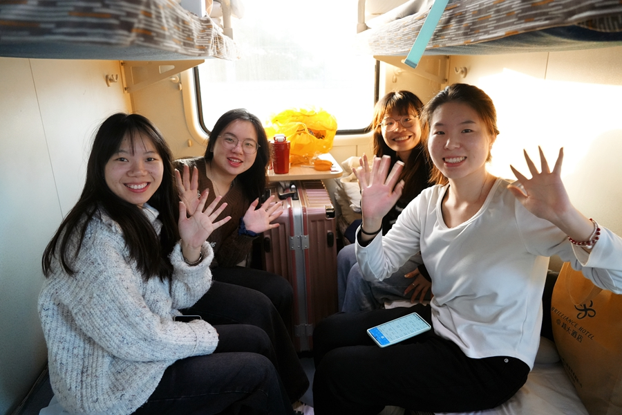 大學(xué)室友一起乘坐廈門北開往哈爾濱西的火車，開啟她們的旅程。安昕宇攝