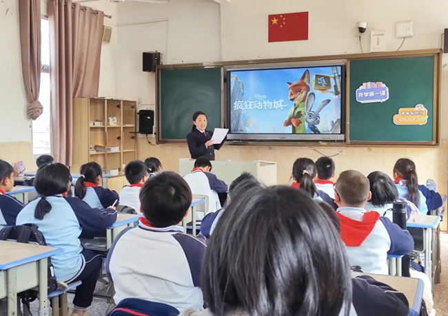 檢察官為福清市倪埔小學(xué)、玉融中學(xué)的學(xué)生們帶來(lái)預(yù)防校園欺凌與預(yù)防電信網(wǎng)絡(luò)詐騙