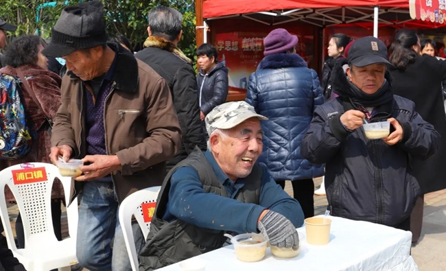 長者們品嘗“?！敝?></p>
<p style=