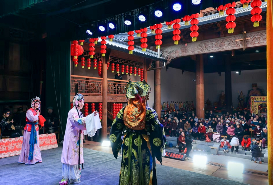 2月3日正月初六，國(guó)家級(jí)“非遺”壽寧北路戲在鳳陽農(nóng)民文化宮北路戲演藝中心開唱。新春看大戲，是當(dāng)?shù)厝罕姎g度年節(jié)的慣例 劉巖生 攝