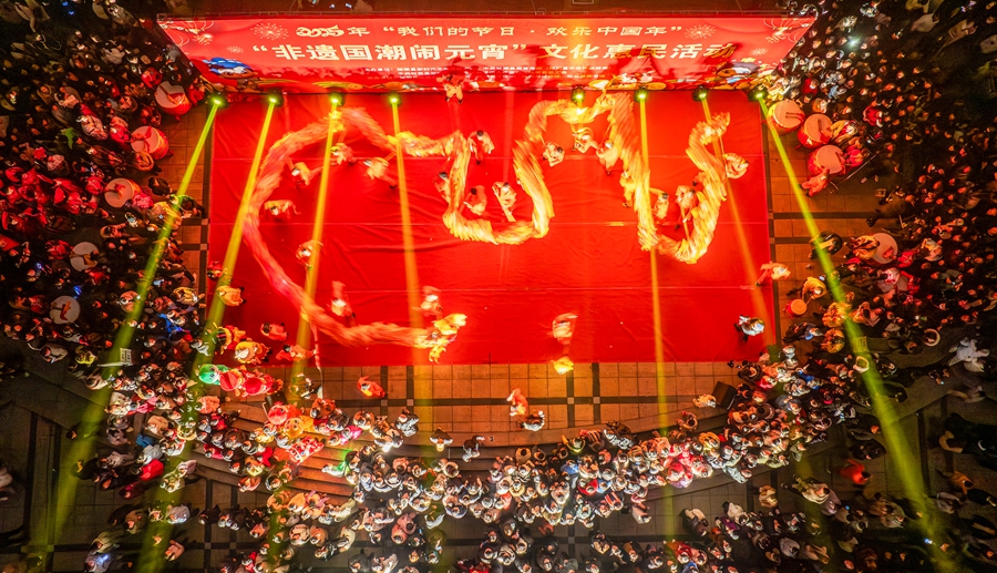 2月12日元宵節(jié)，柘榮縣舉辦“非遺國(guó)潮鬧元宵”文化惠民活動(dòng)，場(chǎng)面熱鬧，吸引了眾多市民和游客參與。劉東煌攝