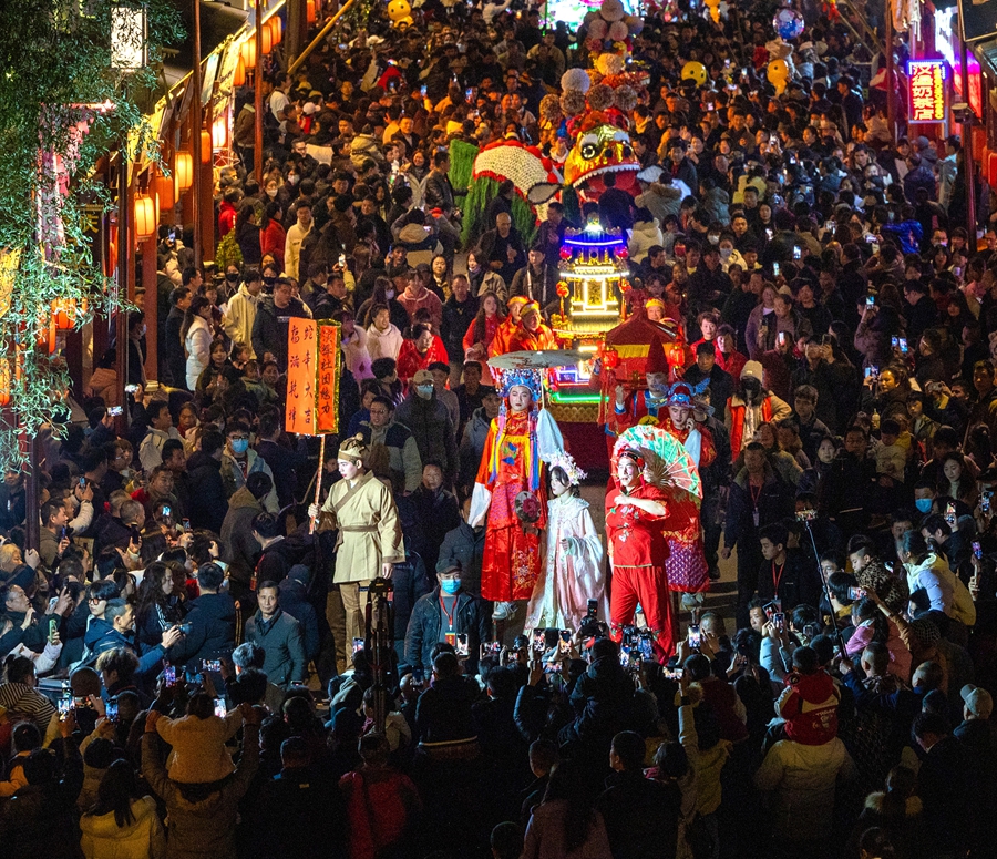 2月14日，省級(jí)“非遺”雙溪元宵燈會(huì)在屏南雙溪古鎮(zhèn)舉辦。王志凌攝