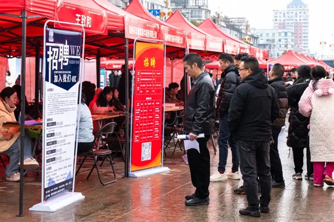 福鼎市2025年“春風(fēng)行動(dòng)”專場(chǎng)招聘會(huì)。白東東攝