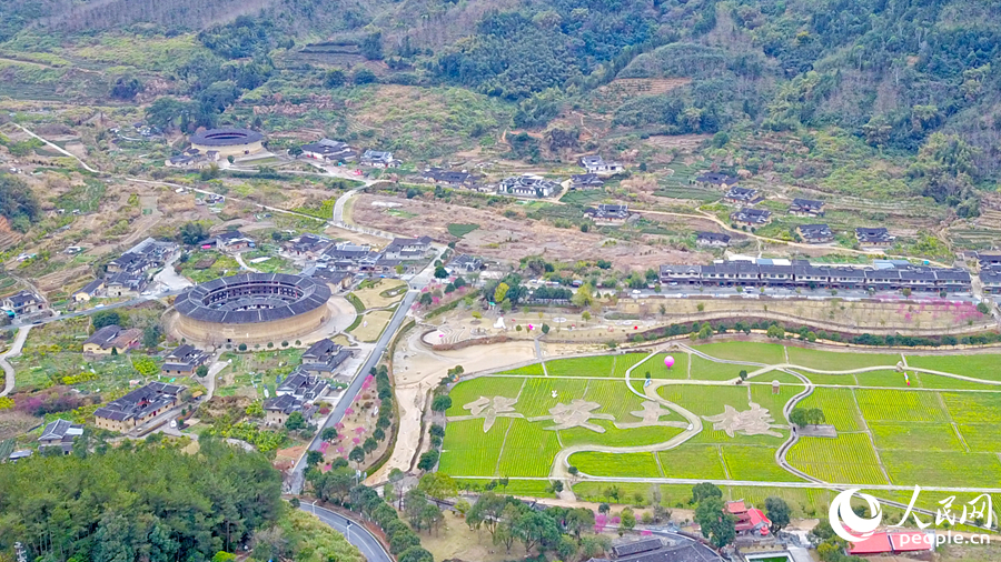 大地土樓群是世界文化遺產(chǎn)“福建土樓”的重要組成部分，包括二宜樓、南陽樓、東陽樓。人民網(wǎng) 李昌乾攝