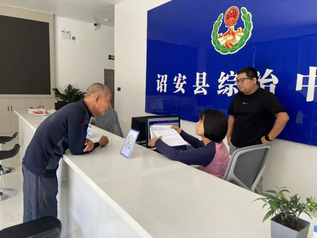 詔安縣綜治中心工作人員接待來(lái)訪群眾