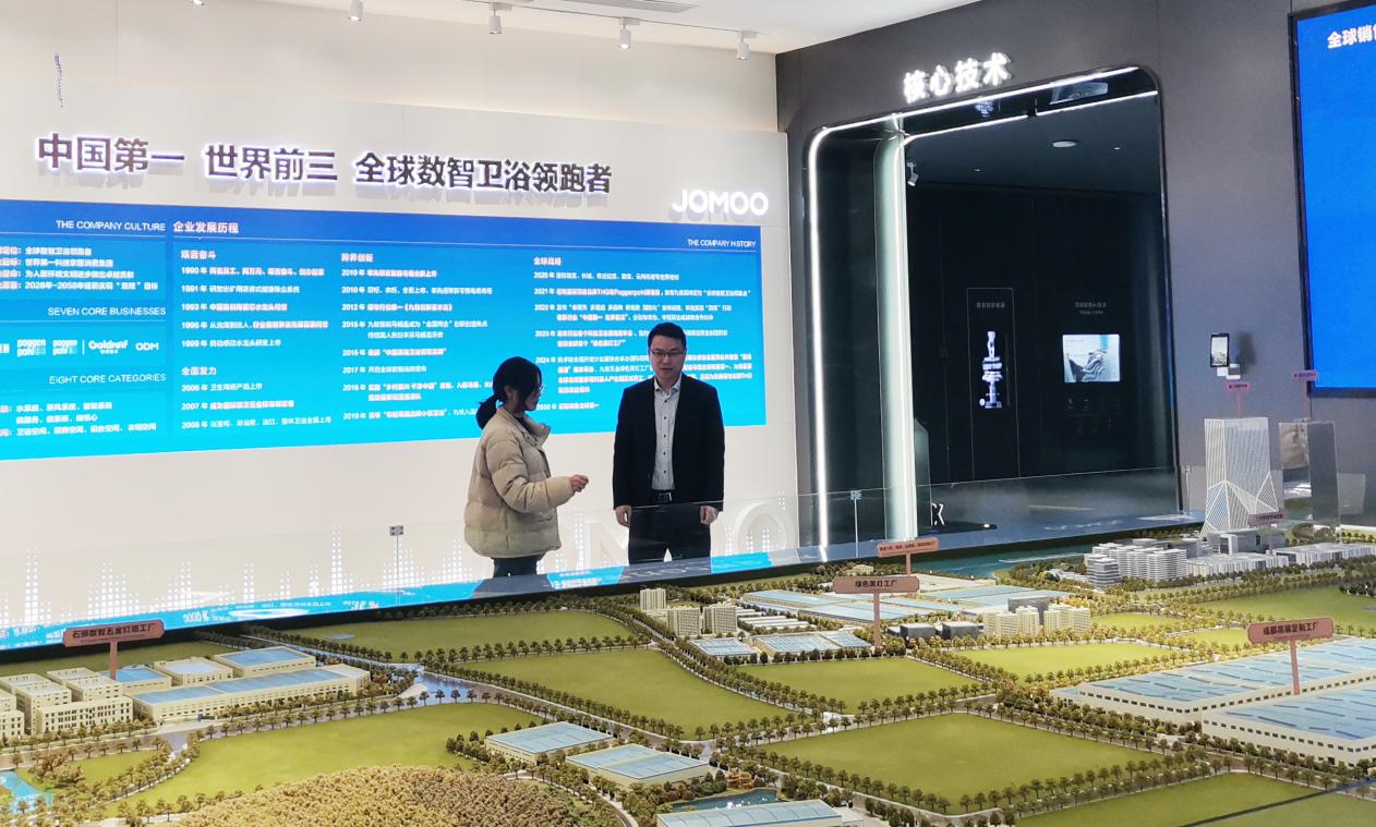 衛(wèi)浴公司工作人員向工行員工展示企業(yè)布局規(guī)劃