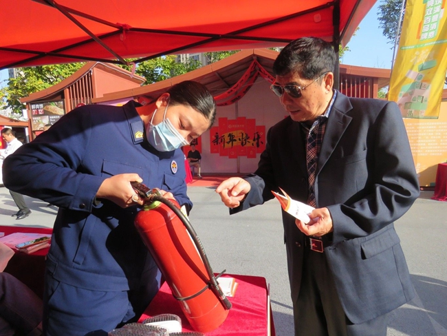 翔安區(qū)消防救援大隊(duì)在“3·15”國際消費(fèi)者權(quán)益日宣傳活動(dòng)現(xiàn)場設(shè)置咨詢臺(tái)開展消防產(chǎn)品宣傳