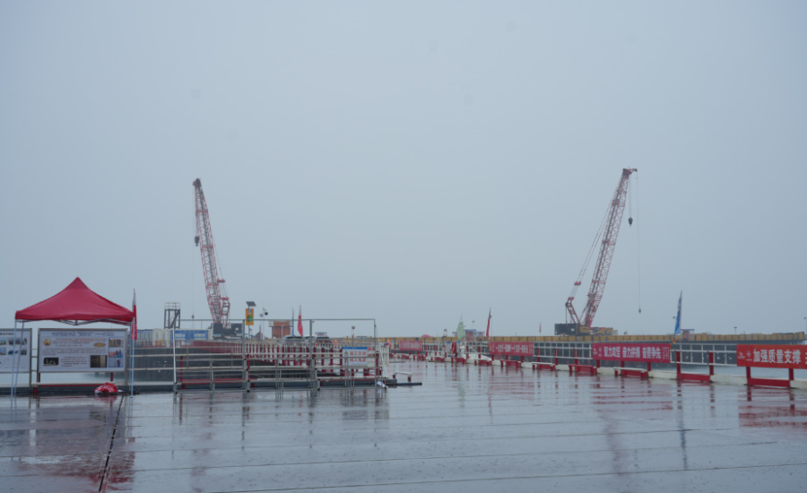 煙雨蒙蒙中，廈金大橋建設(shè)正酣。主辦方供圖
