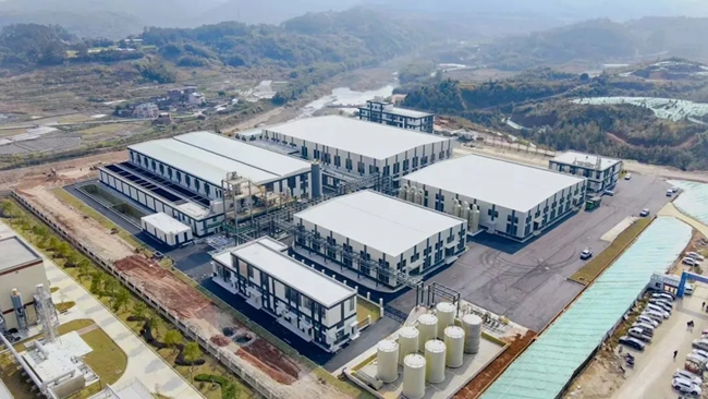 德澤鋰離子電池碳基負極材料深加工項目。新羅區(qū)融媒體中心供圖