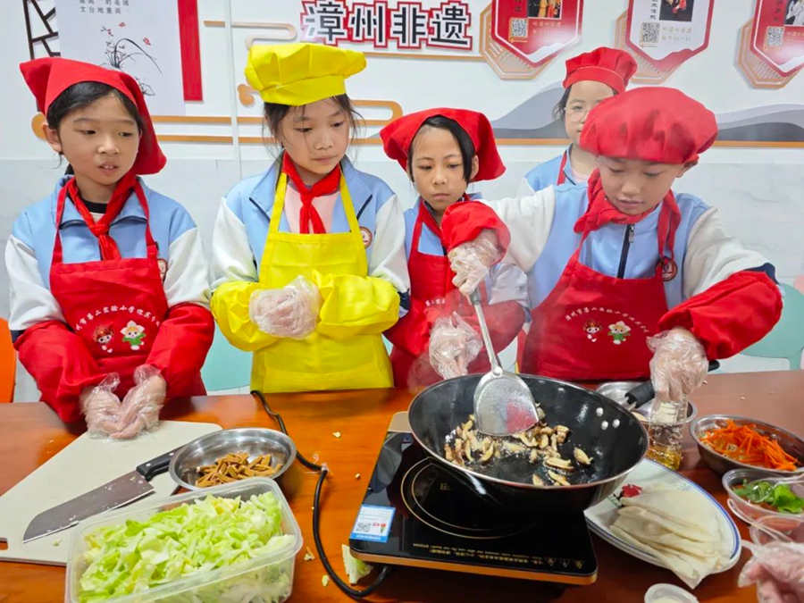 孩子們制作閩臺美食。龍文區(qū)融媒體中心供圖
