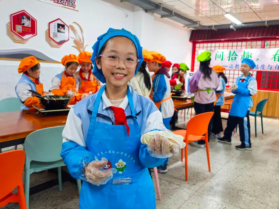 孩子們展示自己制作的閩臺美食。龍文區(qū)融媒體中心供圖