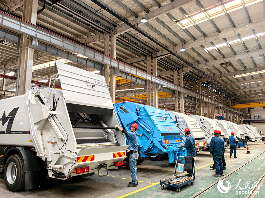 在廣龍合作產(chǎn)業(yè)園內(nèi)的福龍馬集團(tuán)車間，工人忙著趕制一批環(huán)衛(wèi)車。人民網(wǎng) 蘇海森攝