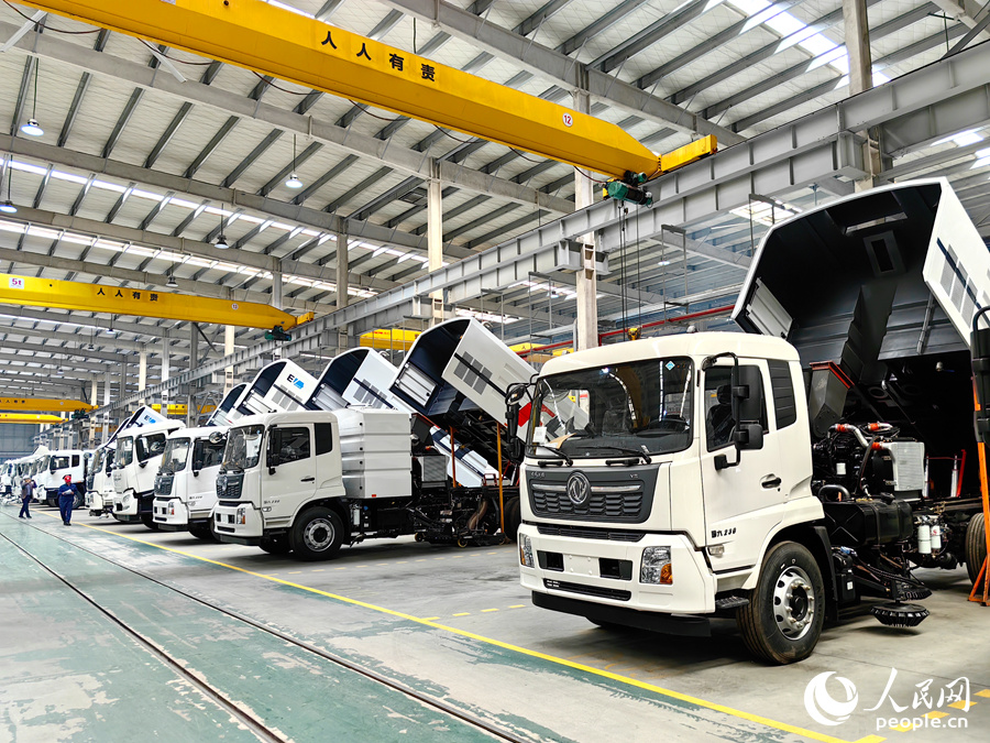 一批待交付的環(huán)衛(wèi)車整齊排列。人民網(wǎng) 蘇海森攝