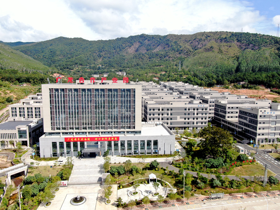 在廣龍合作產(chǎn)業(yè)園內(nèi)，一棟棟標(biāo)準(zhǔn)化廠房拔地而起。廖玉婷攝
