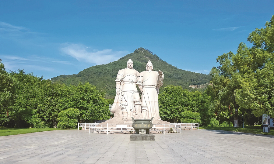 位于漳州市云霄縣的陳元光、陳政雕像。李金文攝