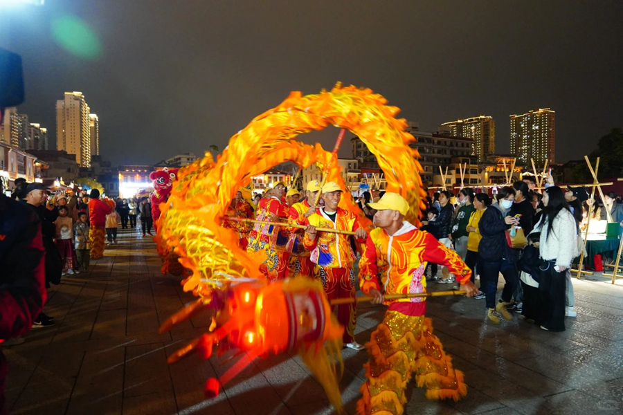 夜幕降臨，漳州古城的特色展演吸引眾多市民和游客觀看。漳州市文化和旅游局供圖