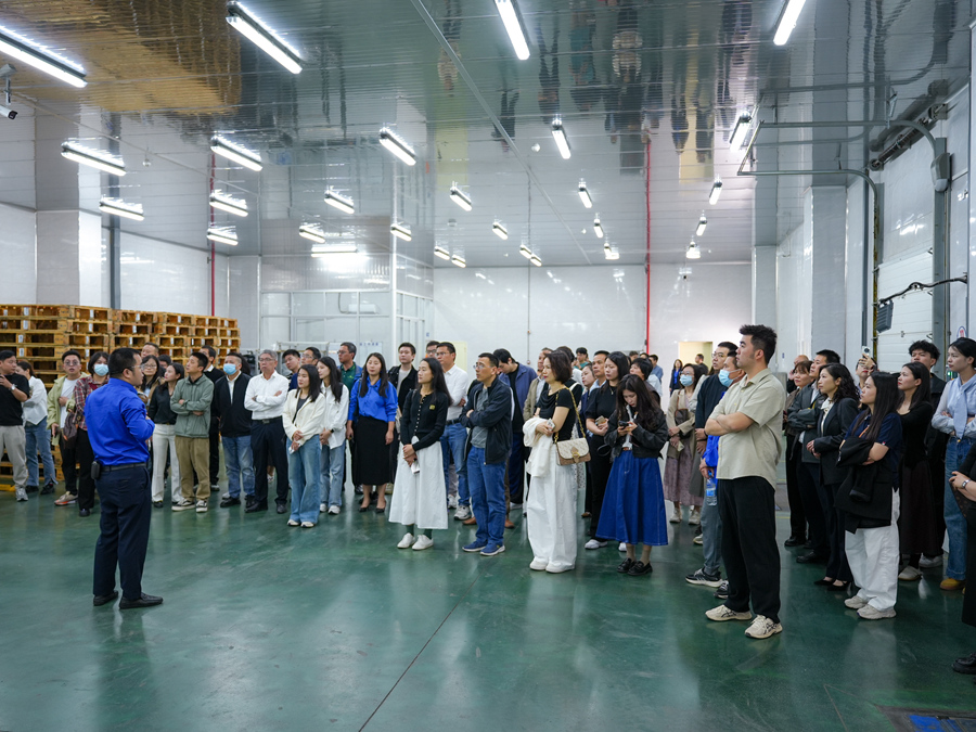 與會(huì)人員實(shí)地調(diào)研食品企業(yè)。興業(yè)銀行漳州分行供圖