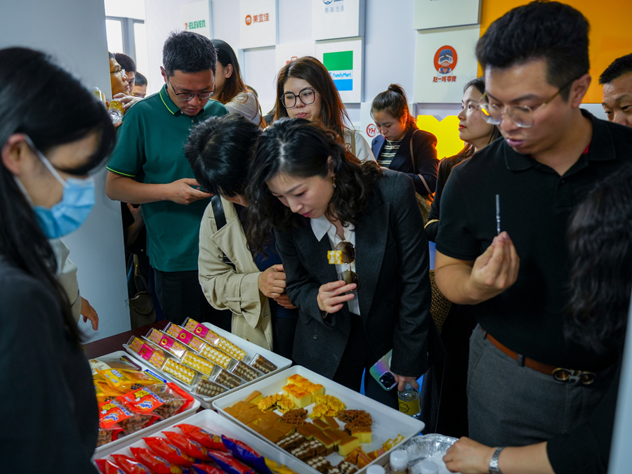 與會(huì)人員實(shí)地調(diào)研食品企業(yè)。興業(yè)銀行漳州分行供圖