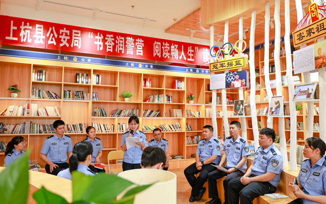 在上杭縣公安局“讀書吧”舉辦讀書會，參會人員分享自己的讀書感悟。李建福攝