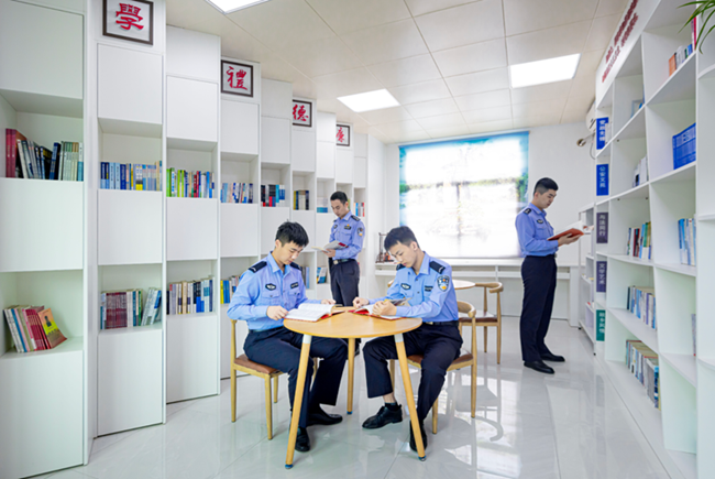 才溪派出所圖書室里，民警沉浸式閱讀。賴志妍攝