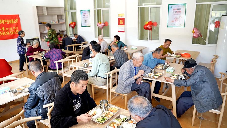 老年人在朝陽(yáng)街道橋頭村長(zhǎng)者食堂就餐。龍文區(qū)融媒體中心供圖