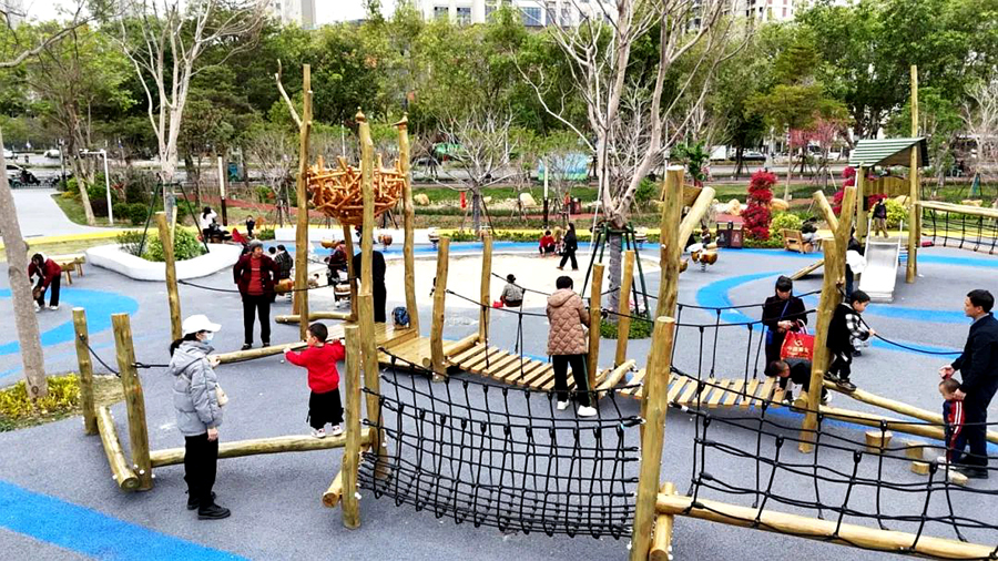 群眾在公園里休閑游玩。龍文區(qū)融媒體中心供圖