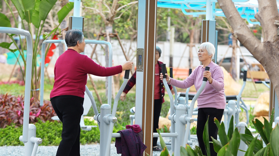 群眾在公園里鍛煉身體。龍文區(qū)融媒體中心供圖