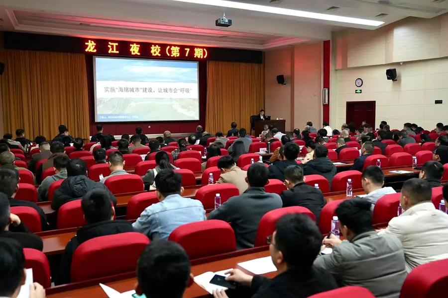 鄭森泉在龍文區(qū)“龍江夜?！鄙鲜谡n，向全區(qū)干部分享公園建設(shè)實(shí)踐和經(jīng)驗(yàn)。龍文區(qū)融媒體中心供圖