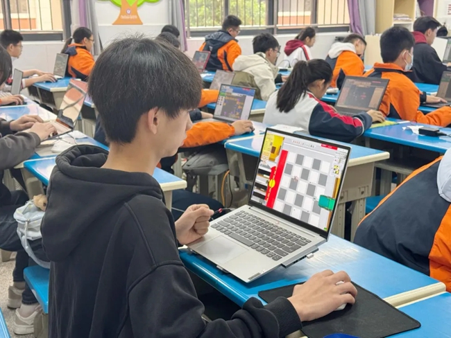 晉江市舉行虛擬仿真機(jī)器人比賽。主辦方供圖