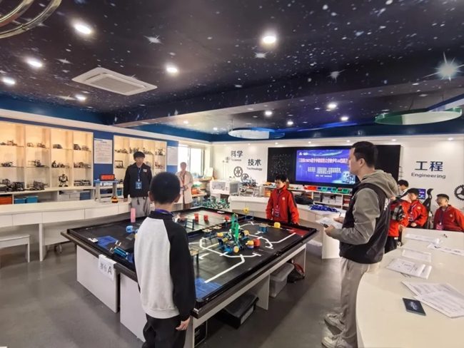三明市舉行機(jī)器人對(duì)抗賽。主辦方供圖