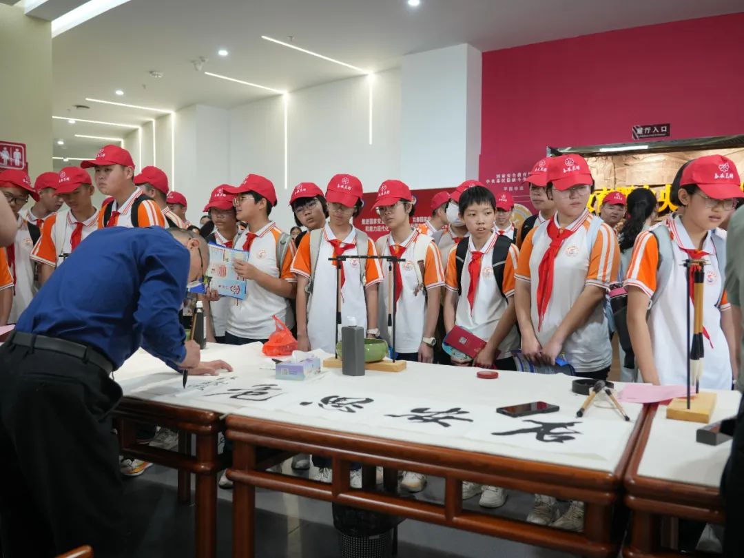 書法展現(xiàn)場。龍巖市融媒體中心供圖