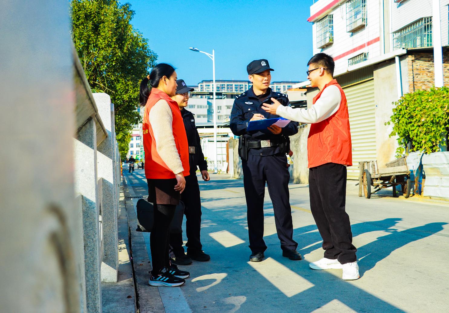 聯(lián)合社區(qū)志愿者入戶走訪隱患排查。闕淑萍攝