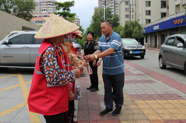 蔡旺順夫婦攜手臺(tái)商聯(lián)誼會(huì)給環(huán)衛(wèi)工人送清涼飲品。沈俊濱攝